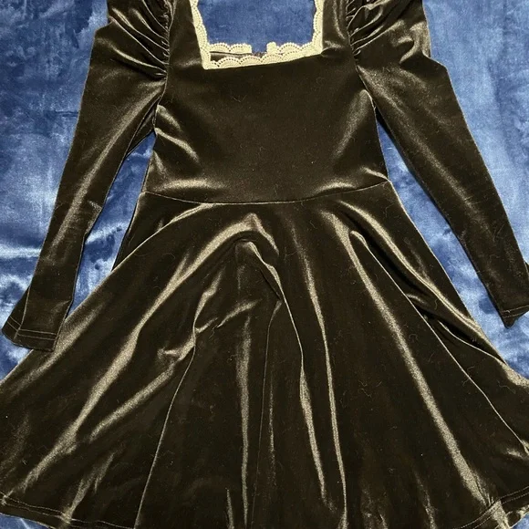 Elegant Velvet Kids Dress in Black - Picture 2 of 8